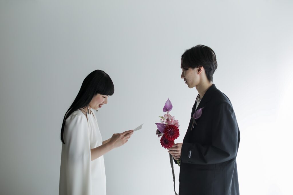 フォトウェディング。大阪での前撮りスタジオ撮影は「IN MY LIFE-インマイライフ」花婿からの手紙を読む花嫁