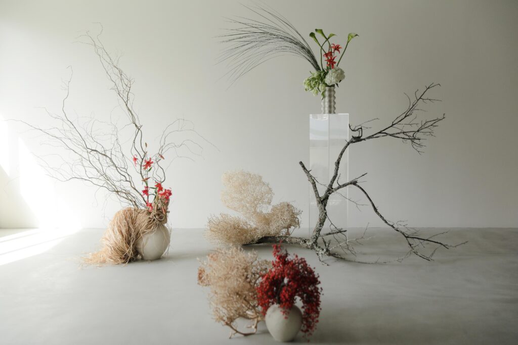 フォトウエディングを彩る上質な花。新郎新婦の美しさを引き立てる、洗練されたアーテ
ィスティックな花材の配置 | IN MY LIFE photography