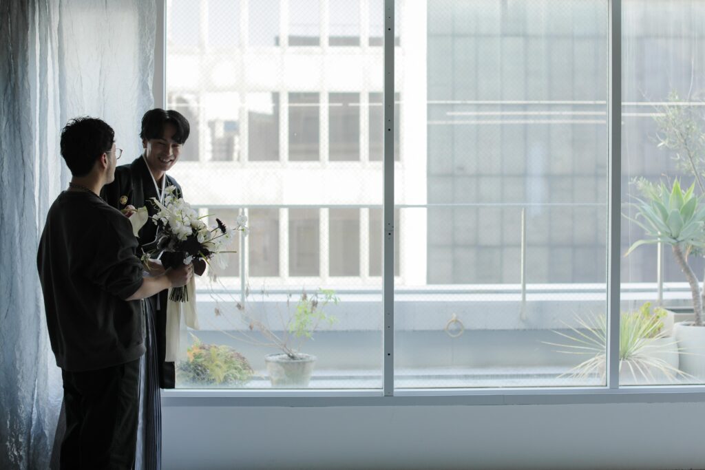 型にはまらない、自由で自然体な和装フォトウエディング。白無垢姿でこぼれる柔らかな 笑顔の一枚 | IN MY LIFE photography