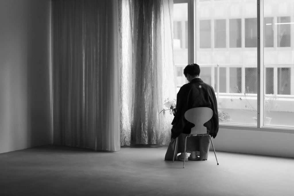 型にはまらない、自由で自然体な和装フォトウエディング。白無垢姿でこぼれる柔らかな 笑顔の一枚 | IN MY LIFE photography