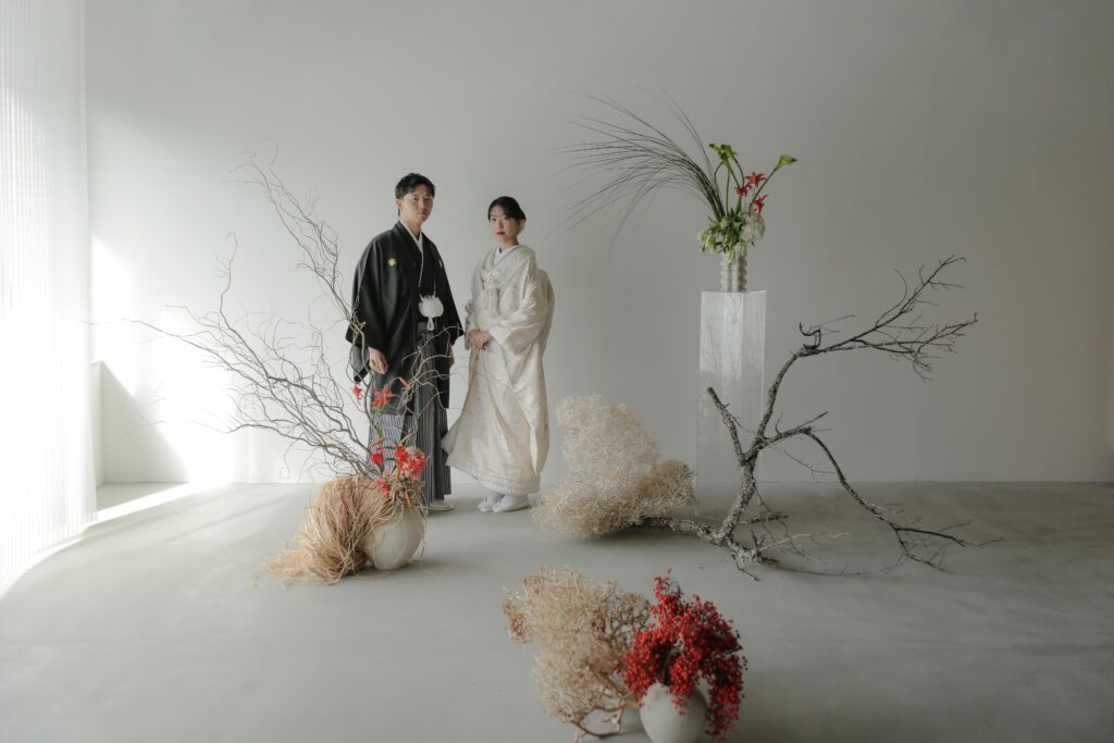 フォトウエディングを彩る上質な花。新郎新婦の美しさを引き立てる、洗練されたアーテ
ィスティックな花材の配置 | IN MY LIFE photography