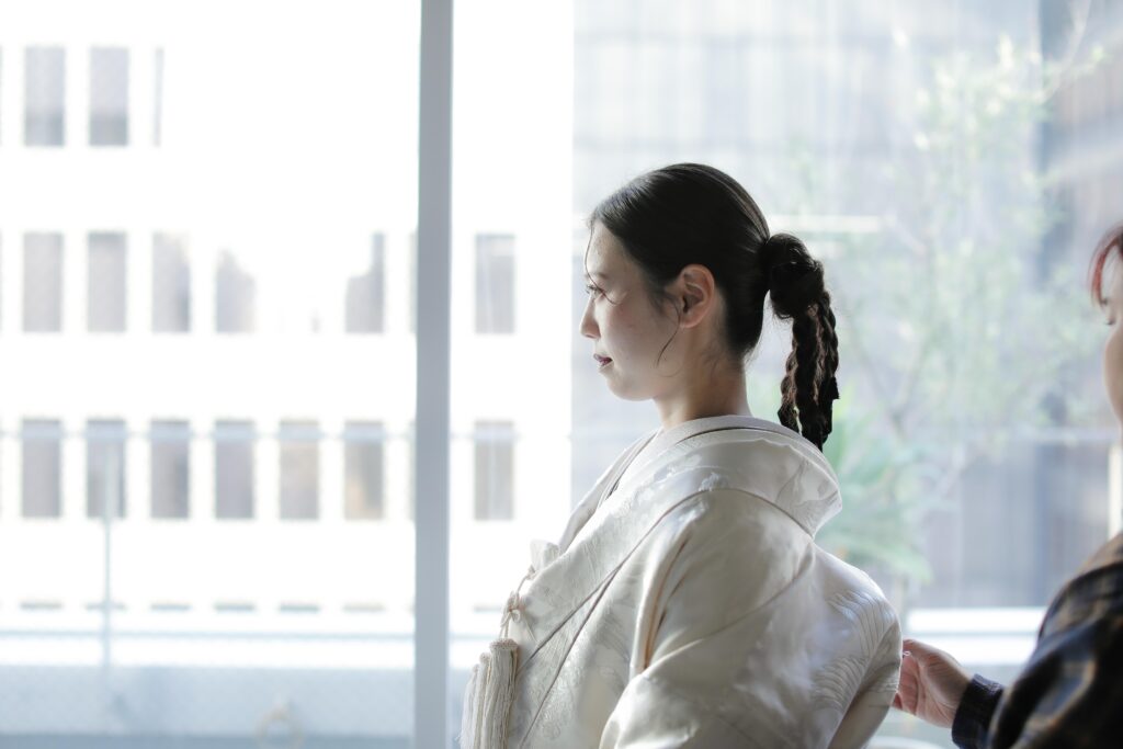 型にはまらない、自由で自然体な和装フォトウエディング。白無垢姿でこぼれる柔らかな 笑顔の一枚 | IN MY LIFE photography