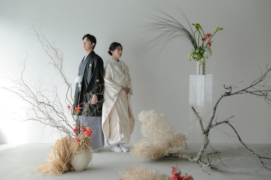 フォトウエディングを彩る上質な花。新郎新婦の美しさを引き立てる、洗練されたアーテ
ィスティックな花材の配置 | IN MY LIFE photography