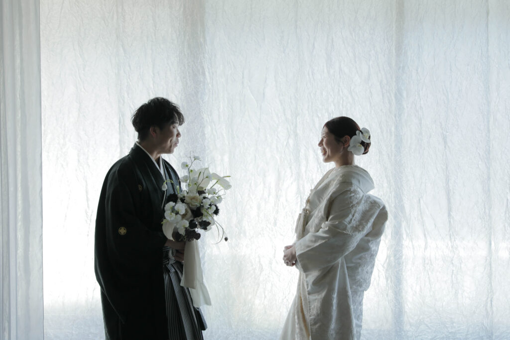 差し込む光が白無垢の陰影を美しく描き出す。シンプルだからこそ本質が伝わる和装カッ ト | IN MY LIFE photography