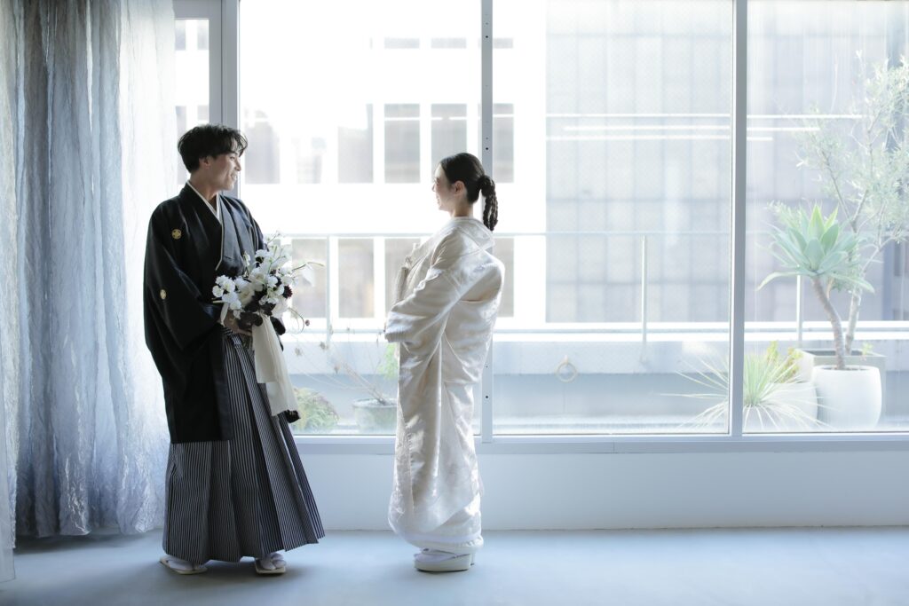 型にはまらない、自由で自然体な和装フォトウエディング。白無垢姿でこぼれる柔らかな 笑顔の一枚 | IN MY LIFE photography