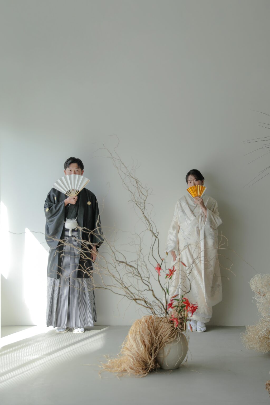 フォトウエディングを彩る上質な花。新郎新婦の美しさを引き立てる、洗練されたアーテ
ィスティックな花材の配置 | IN MY LIFE photography