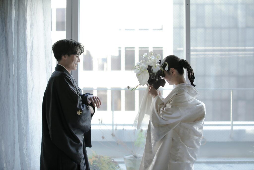 型にはまらない、自由で自然体な和装フォトウエディング。白無垢姿でこぼれる柔らかな 笑顔の一枚 | IN MY LIFE photography