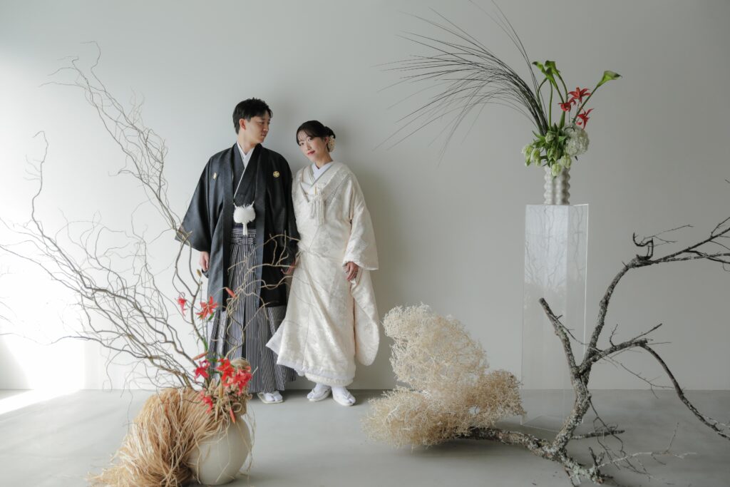 フォトウエディングを彩る上質な花。新郎新婦の美しさを引き立てる、洗練されたアーテ
ィスティックな花材の配置 | IN MY LIFE photography