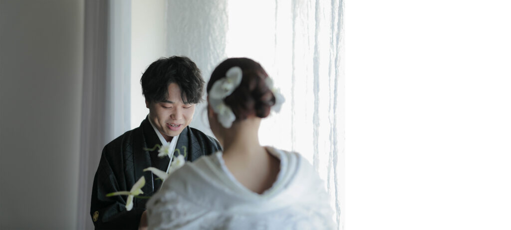 差し込む光が白無垢の陰影を美しく描き出す。シンプルだからこそ本質が伝わる和装カッ ト | IN MY LIFE photography