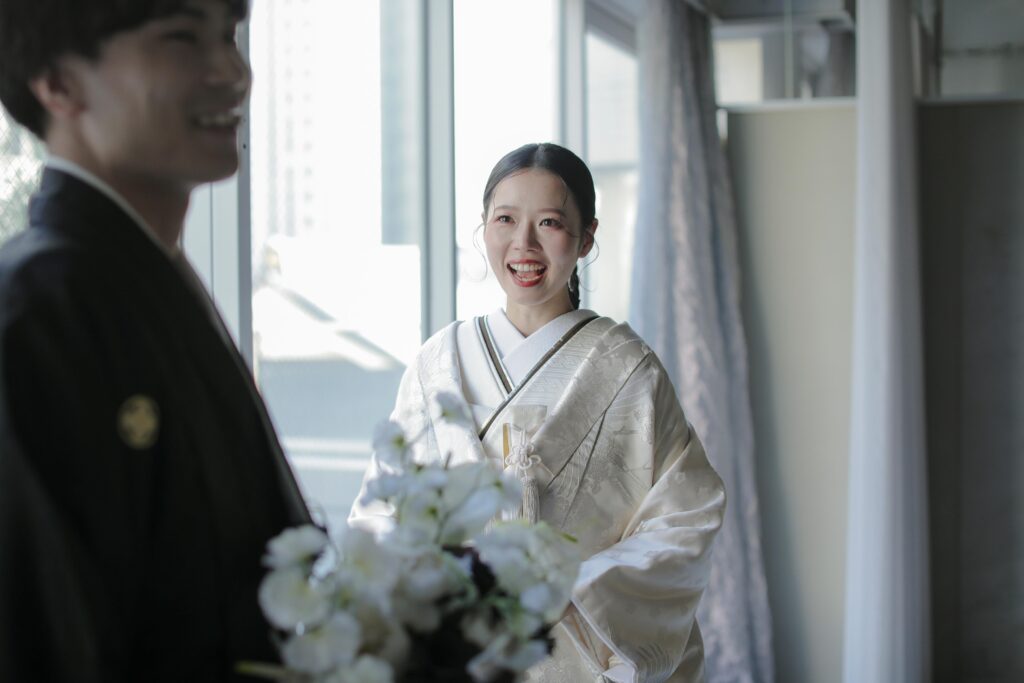 型にはまらない、自由で自然体な和装フォトウエディング。白無垢姿でこぼれる柔らかな 笑顔の一枚 | IN MY LIFE photography