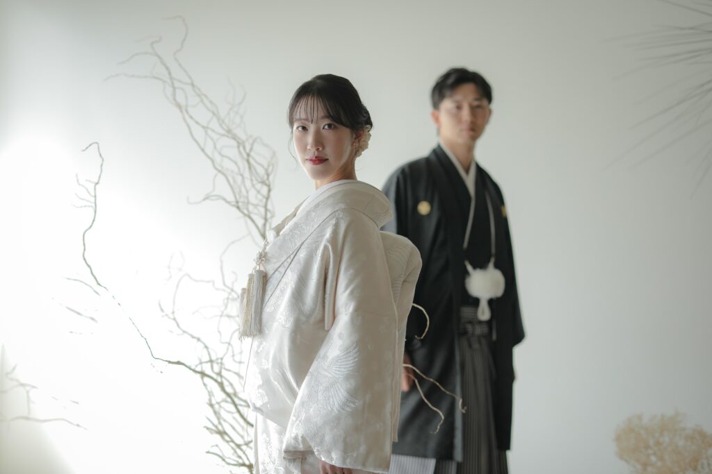 フォトウエディングを彩る上質な花。新郎新婦の美しさを引き立てる、洗練されたアーテ
ィスティックな花材の配置 | IN MY LIFE photography