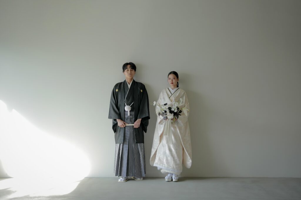photography 自然光が映えるシンプルなスタジオで、白無垢と紋付袴を纏った和装前撮り | IN MY LIFE