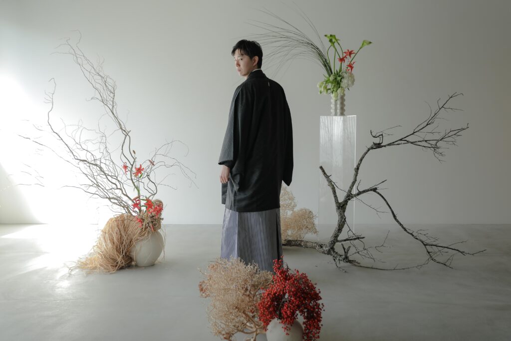 photography
自然光が映えるシンプルなスタジオで、白無垢と紋付袴を纏った和装前撮り | IN MY LIFE