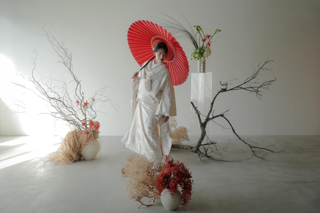 photography
自然光が映えるシンプルなスタジオで、白無垢と紋付袴を纏った和装前撮り | IN MY LIFE