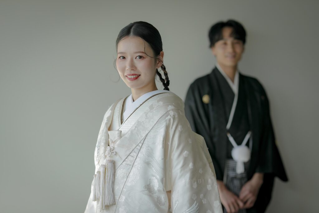 photography 自然光が映えるシンプルなスタジオで、白無垢と紋付袴を纏った和装前撮り | IN MY LIFE