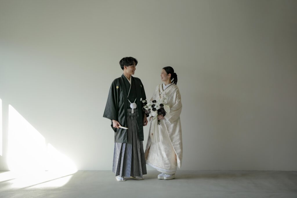 photography 自然光が映えるシンプルなスタジオで、白無垢と紋付袴を纏った和装前撮り | IN MY LIFE