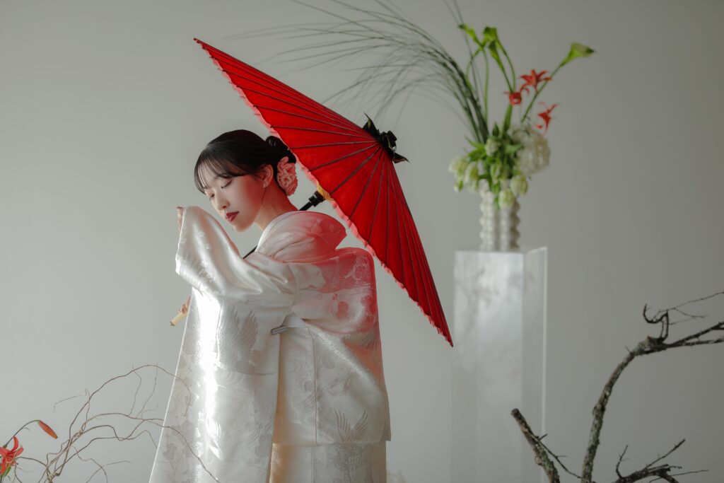 photography
自然光が映えるシンプルなスタジオで、白無垢と紋付袴を纏った和装前撮り | IN MY LIFE