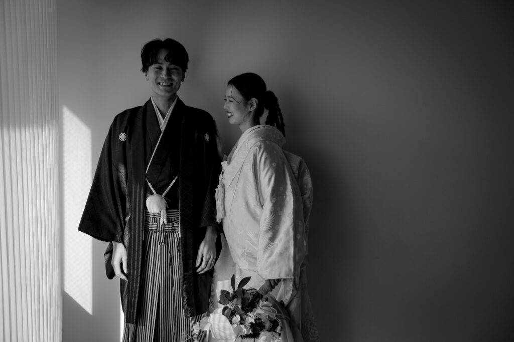 photography 自然光が映えるシンプルなスタジオで、白無垢と紋付袴を纏った和装前撮り | IN MY LIFE