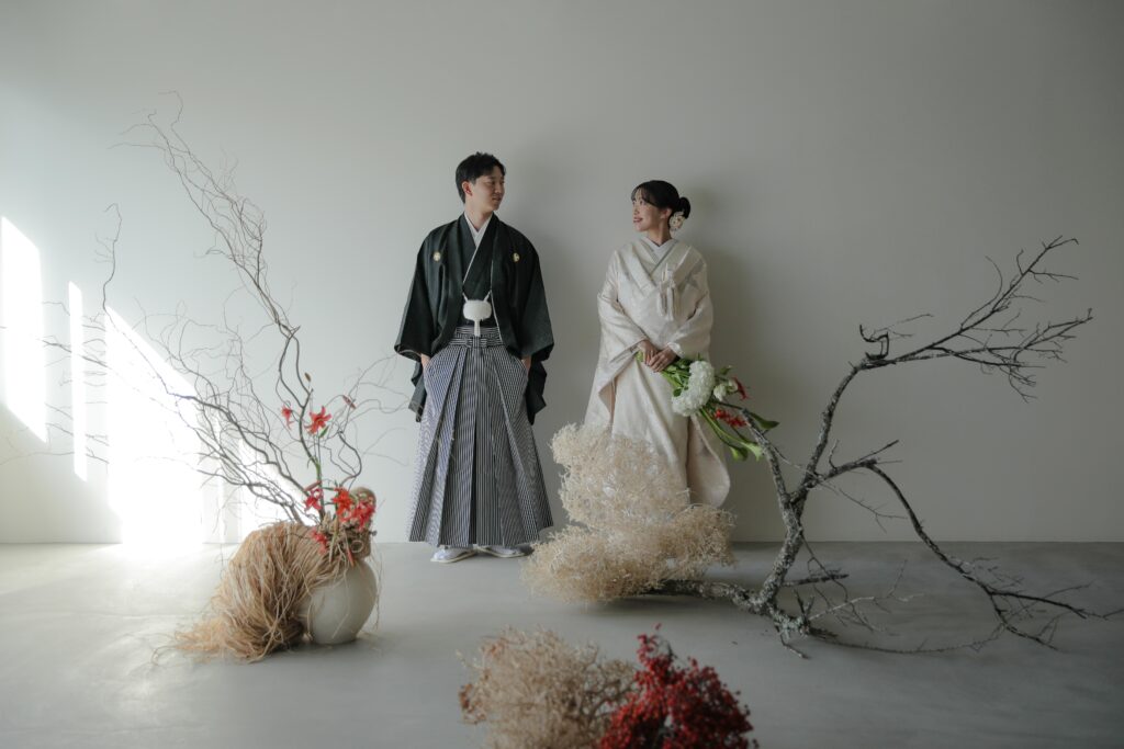 photography
自然光が映えるシンプルなスタジオで、白無垢と紋付袴を纏った和装前撮り | IN MY LIFE