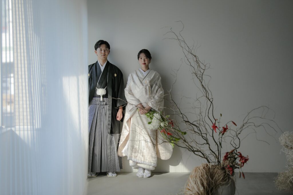 photography
自然光が映えるシンプルなスタジオで、白無垢と紋付袴を纏った和装前撮り | IN MY LIFE