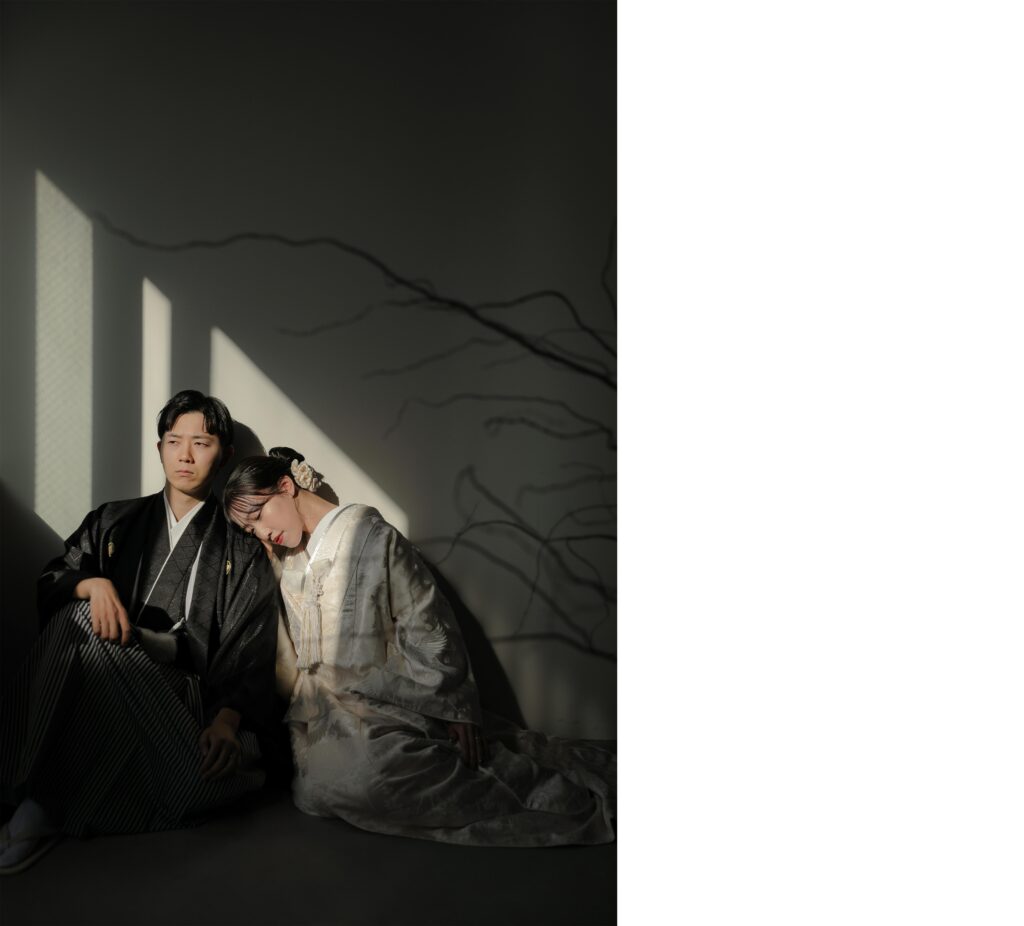 photography
自然光が映えるシンプルなスタジオで、白無垢と紋付袴を纏った和装前撮り | IN MY LIFE