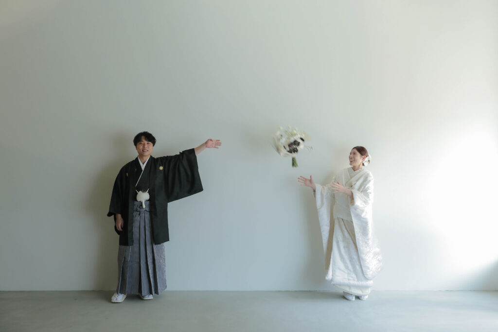型にはまらない、自由で自然体な和装フォトウエディング。白無垢姿でこぼれる柔らかな 笑顔の一枚 | IN MY LIFE photography