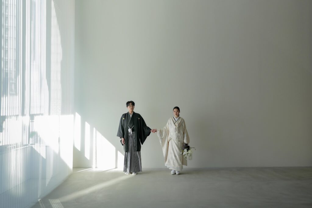 photography 自然光が映えるシンプルなスタジオで、白無垢と紋付袴を纏った和装前撮り | IN MY LIFE