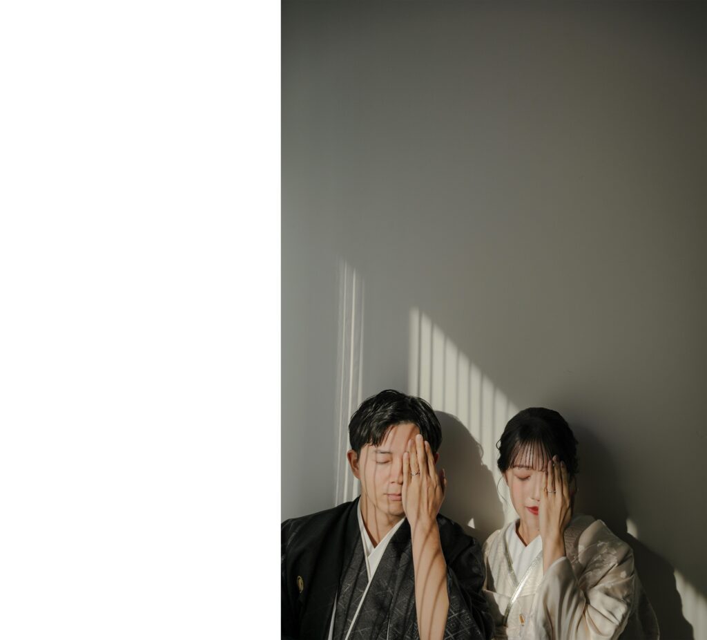 photography
自然光が映えるシンプルなスタジオで、白無垢と紋付袴を纏った和装前撮り | IN MY LIFE