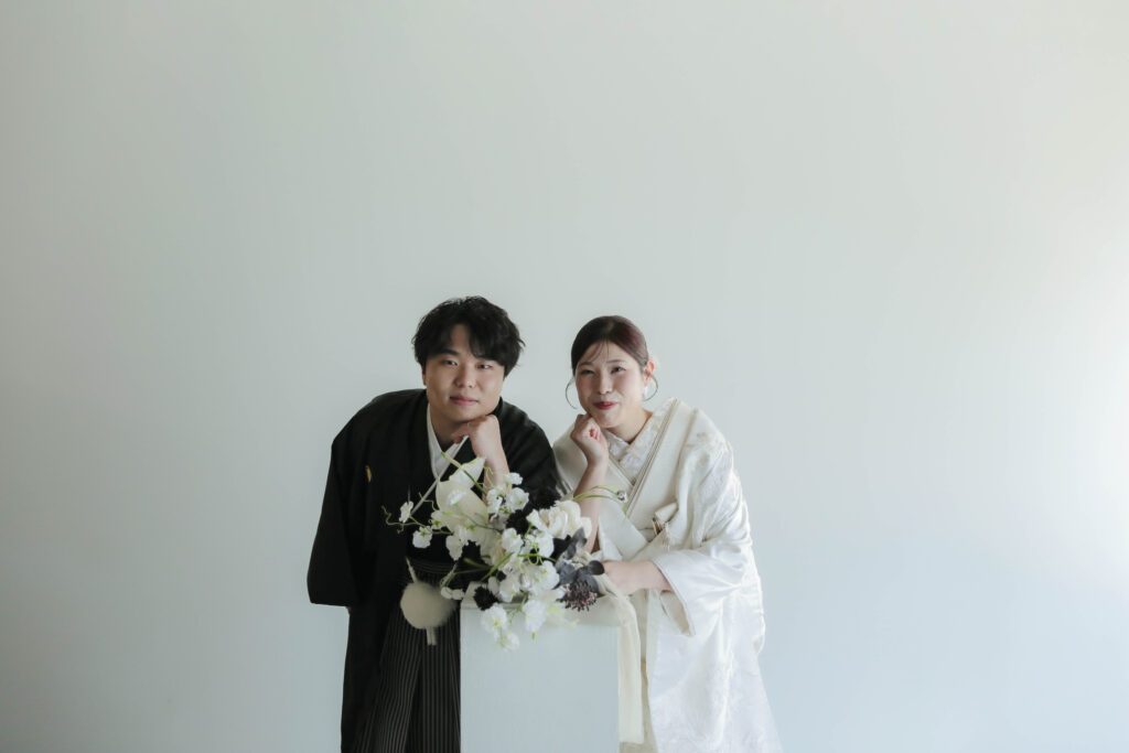 型にはまらない、自由で自然体な和装フォトウエディング。白無垢姿でこぼれる柔らかな 笑顔の一枚 | IN MY LIFE photography