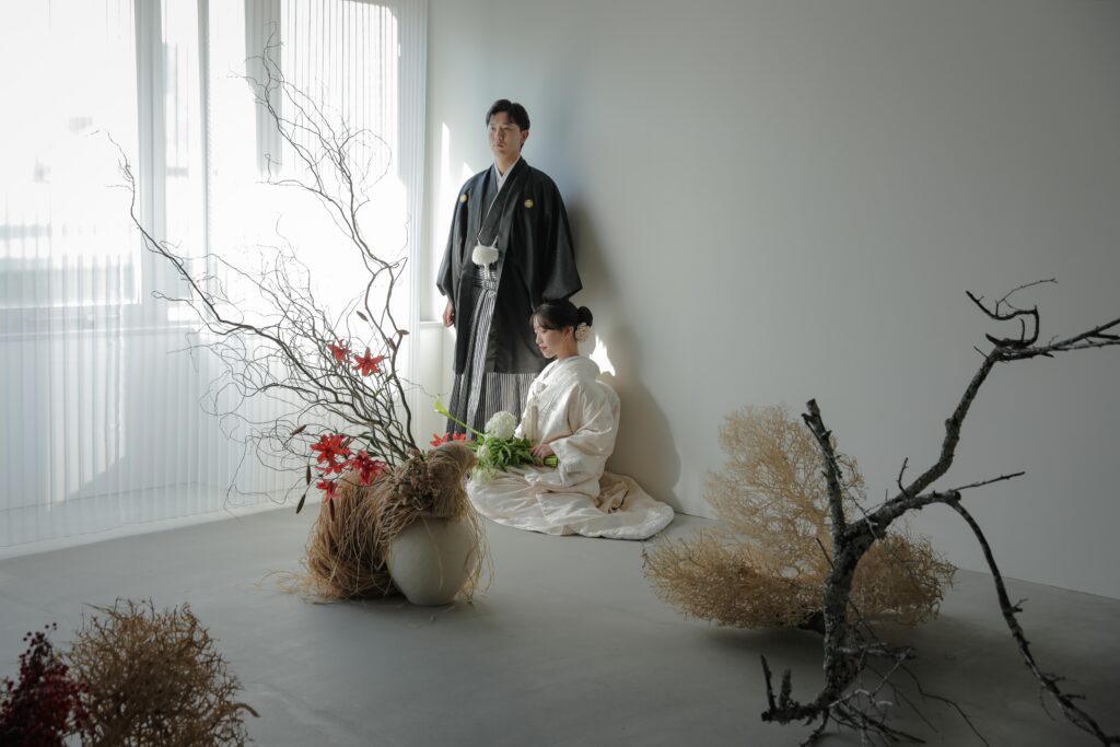 フォトウエディングを彩る上質な花。新郎新婦の美しさを引き立てる、洗練されたアーテ
ィスティックな花材の配置 | IN MY LIFE photography