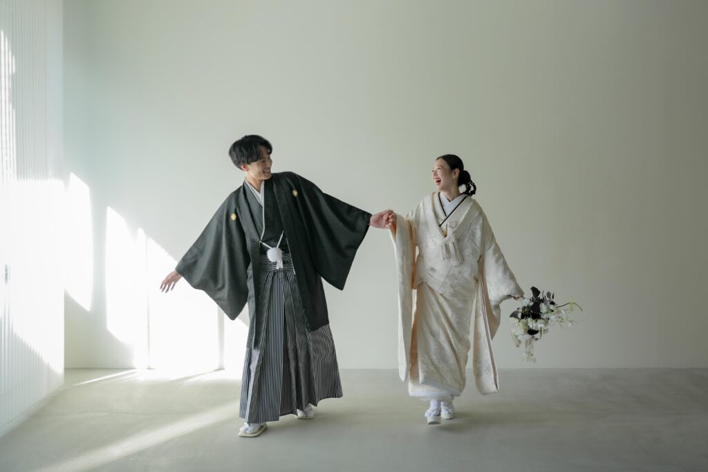 差し込む光が白無垢の陰影を美しく描き出す。シンプルだからこそ本質が伝わる和装カッ ト | IN MY LIFE photography