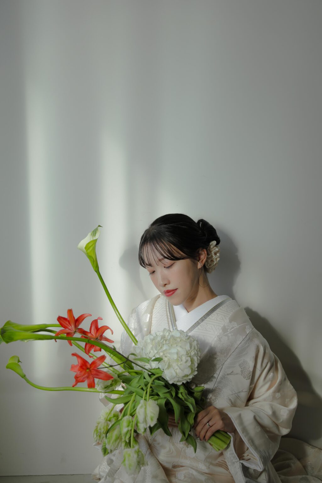 差し込む光が白無垢の陰影を美しく描き出す。シンプルだからこそ本質が伝わる和装カッ
ト | IN MY LIFE photography