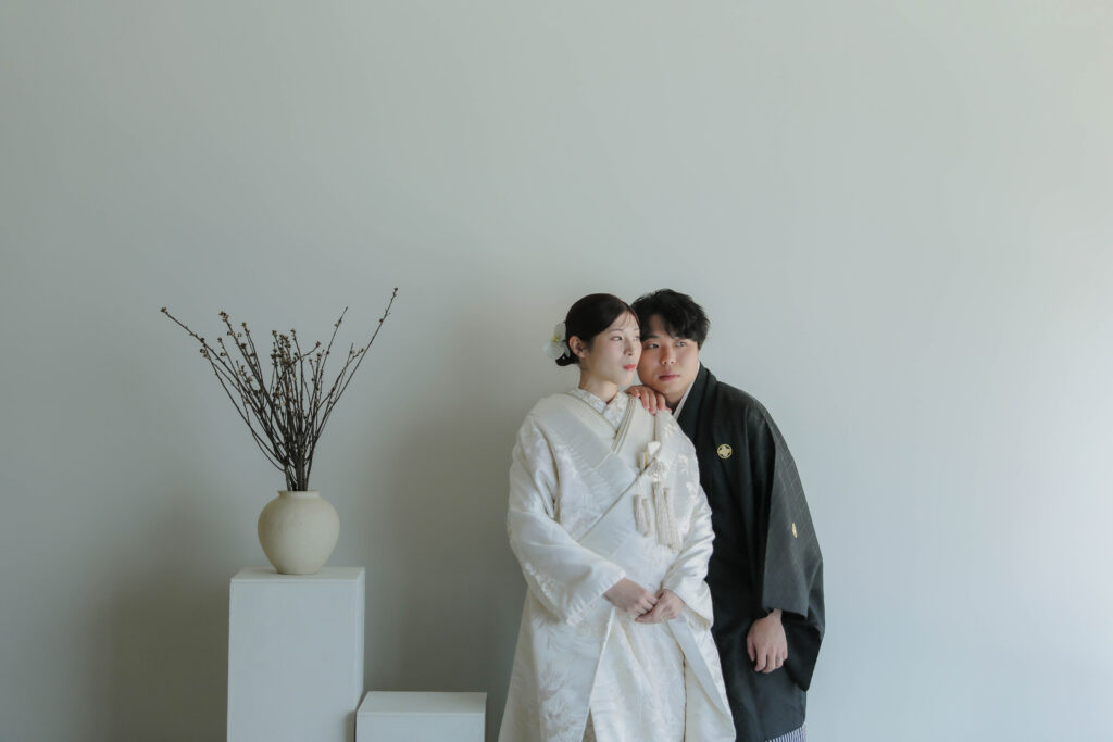 型にはまらない、自由で自然体な和装フォトウエディング。白無垢姿でこぼれる柔らかな 笑顔の一枚 | IN MY LIFE photography