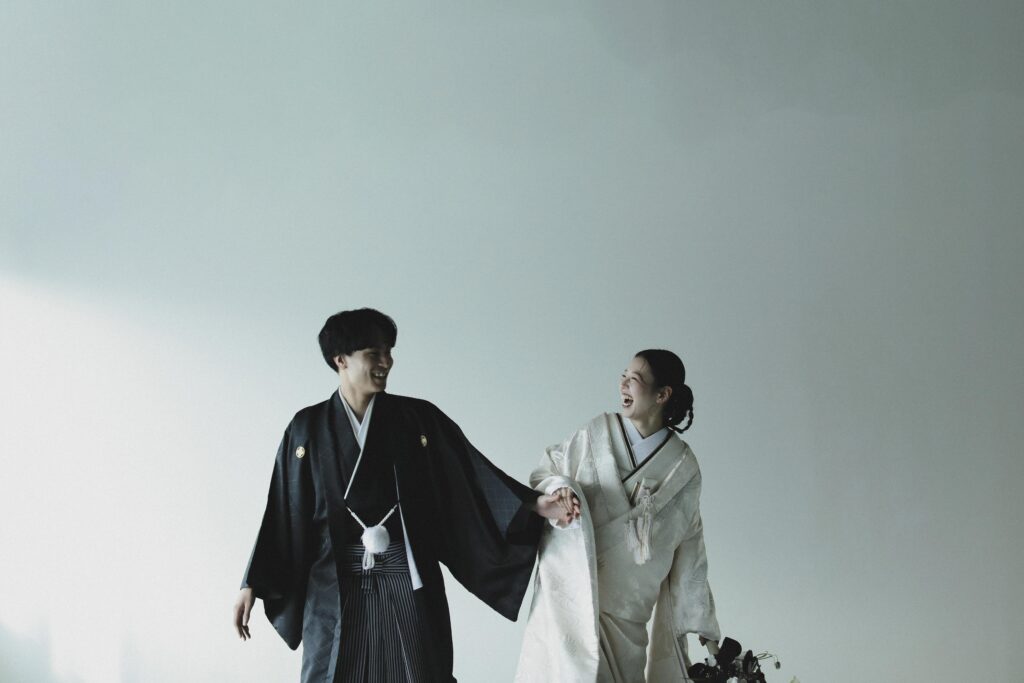 差し込む光が白無垢の陰影を美しく描き出す。シンプルだからこそ本質が伝わる和装カッ ト | IN MY LIFE photography