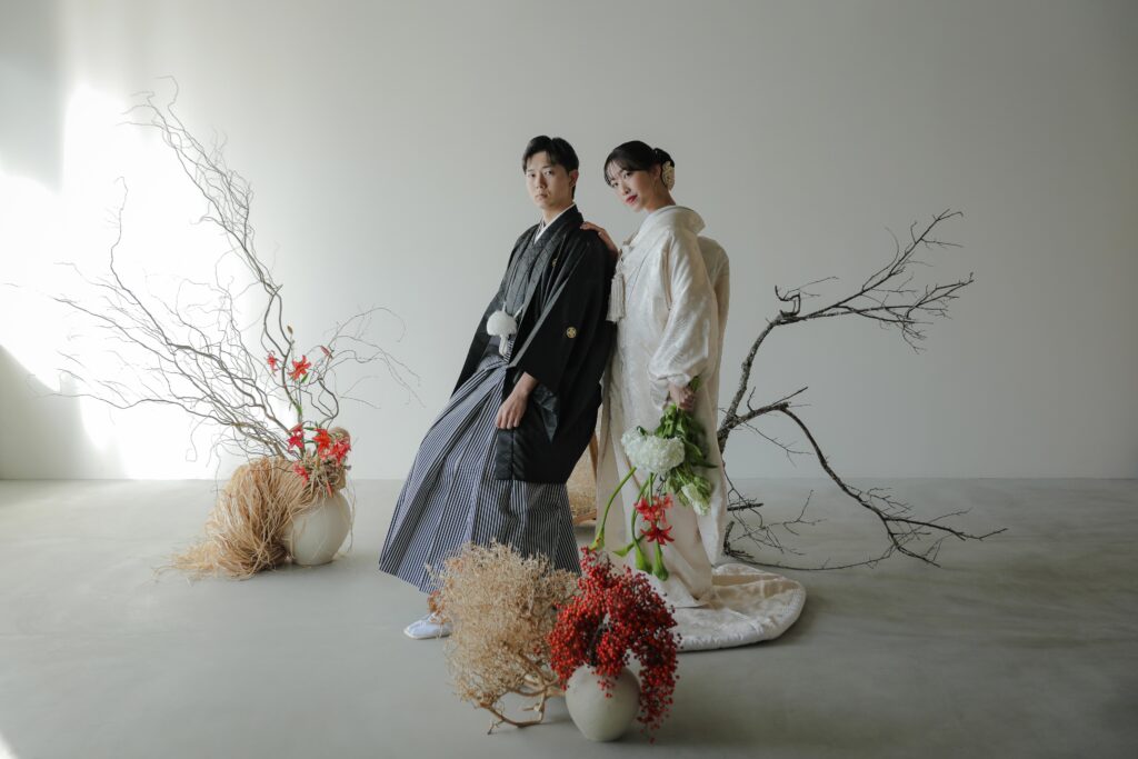 差し込む光が白無垢の陰影を美しく描き出す。シンプルだからこそ本質が伝わる和装カッ
ト | IN MY LIFE photography