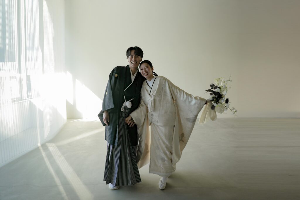 差し込む光が白無垢の陰影を美しく描き出す。シンプルだからこそ本質が伝わる和装カッ ト | IN MY LIFE photography