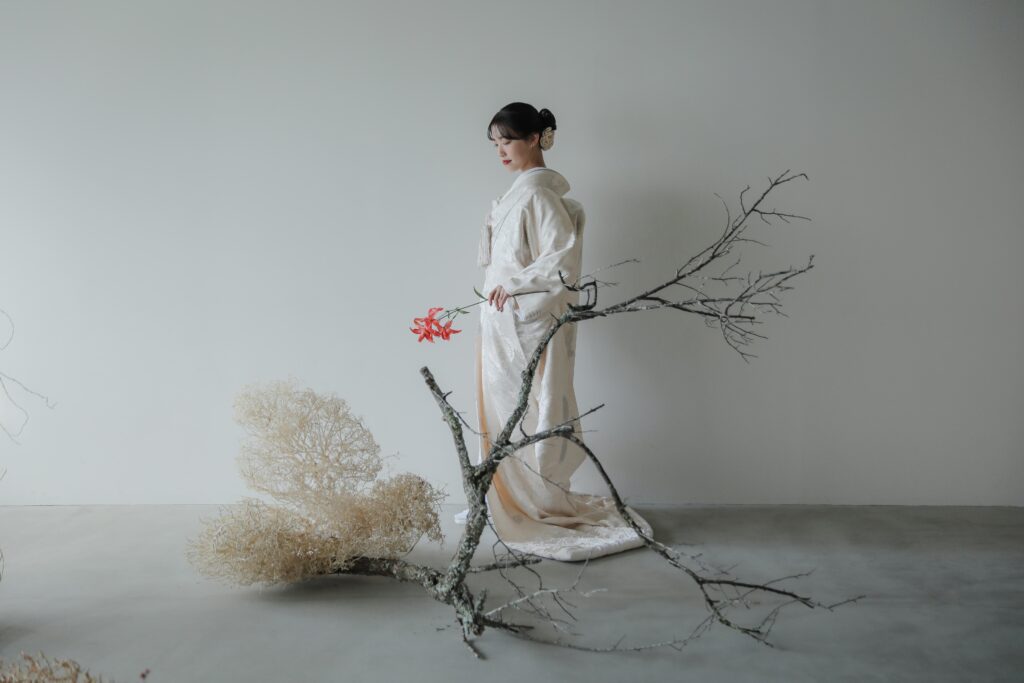 差し込む光が白無垢の陰影を美しく描き出す。シンプルだからこそ本質が伝わる和装カッ
ト | IN MY LIFE photography