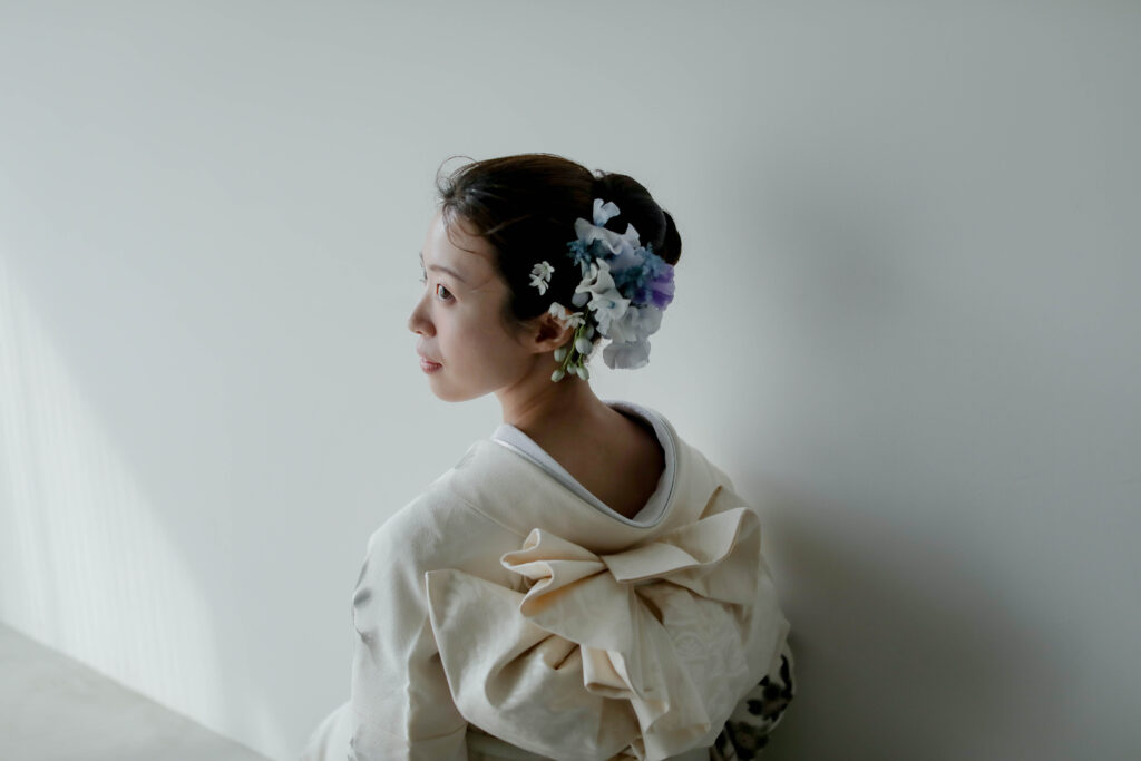 型にはまらない、自由で自然体な和装フォトウエディング。白無垢姿でこぼれる柔らかな 笑顔の一枚 | IN MY LIFE photography