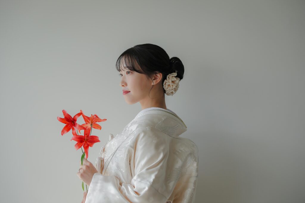 差し込む光が白無垢の陰影を美しく描き出す。シンプルだからこそ本質が伝わる和装カッ
ト | IN MY LIFE photography