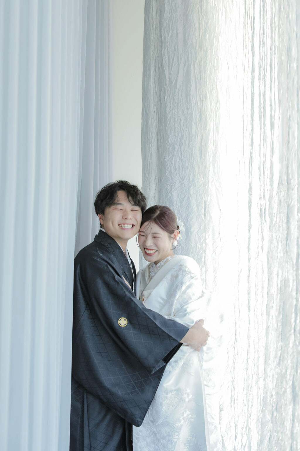 差し込む光が白無垢の陰影を美しく描き出す。シンプルだからこそ本質が伝わる和装カッ ト | IN MY LIFE photography