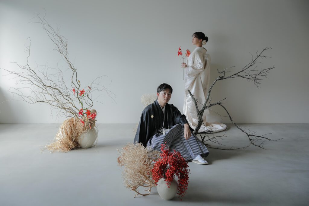 差し込む光が白無垢の陰影を美しく描き出す。シンプルだからこそ本質が伝わる和装カッ
ト | IN MY LIFE photography