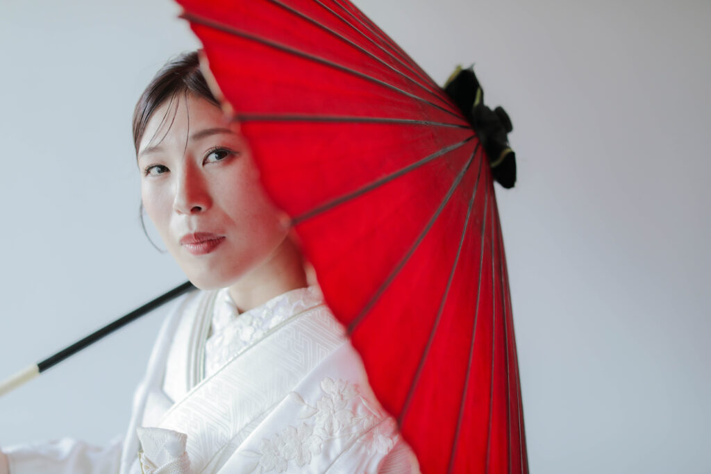 差し込む光が白無垢の陰影を美しく描き出す。シンプルだからこそ本質が伝わる和装カッ ト | IN MY LIFE photography