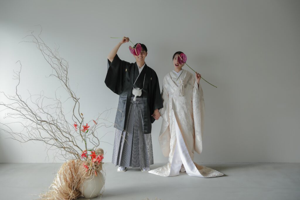 型にはまらない、自由で自然体な和装フォトウエディング。白無垢姿でこぼれる柔らかな
笑顔の一枚 | IN MY LIFE photography