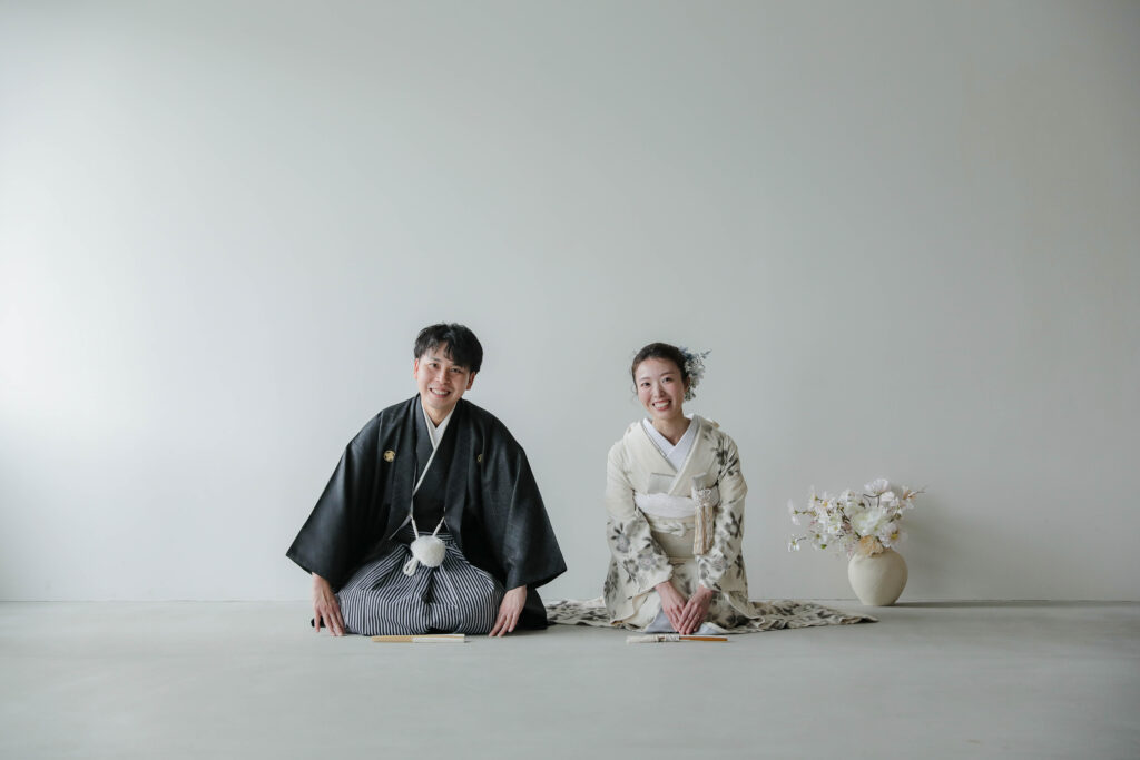 自然光が映えるシンプルなスタジオで、白無垢と紋付袴を纏った和装前撮り | IN MY LIFE photography