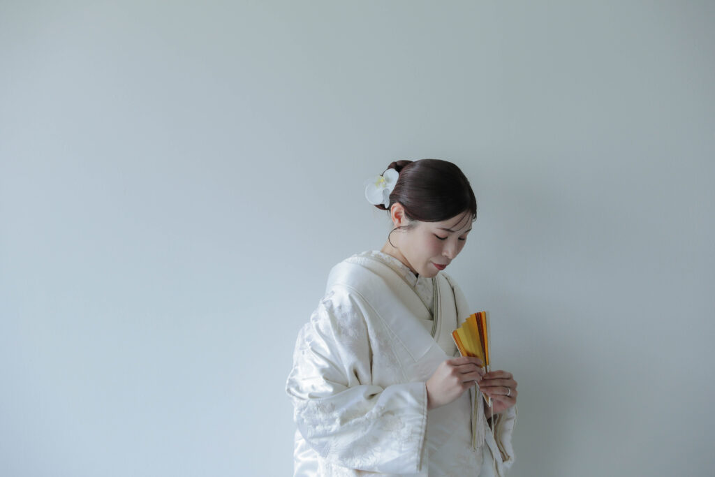 差し込む光が白無垢の陰影を美しく描き出す。シンプルだからこそ本質が伝わる和装カッ ト | IN MY LIFE photography