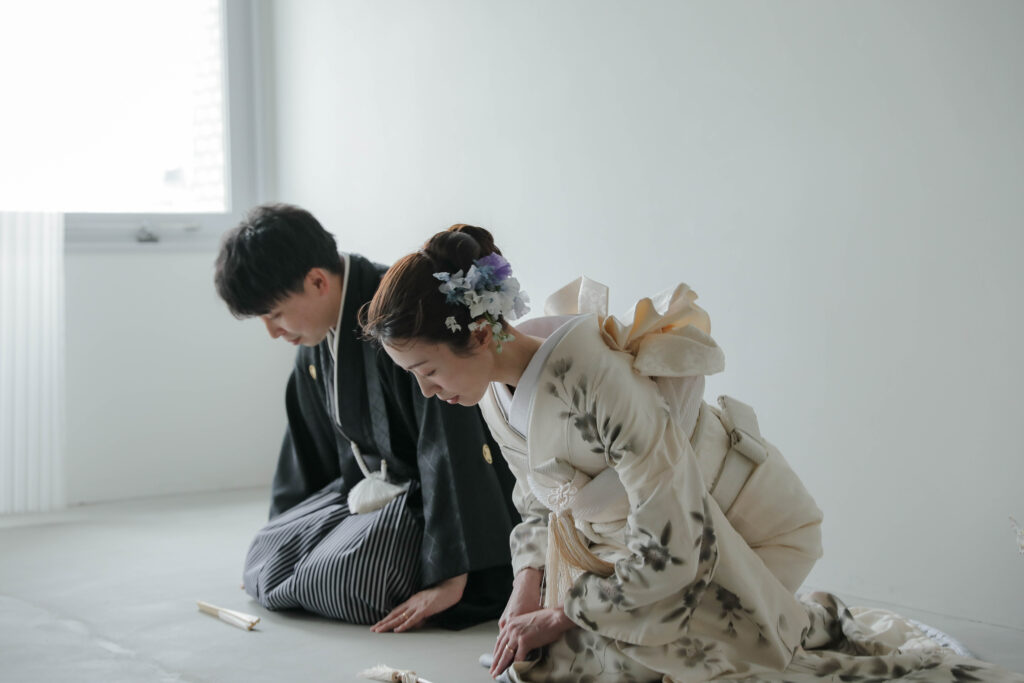 自然光が映えるシンプルなスタジオで、白無垢と紋付袴を纏った和装前撮り | IN MY LIFE photography