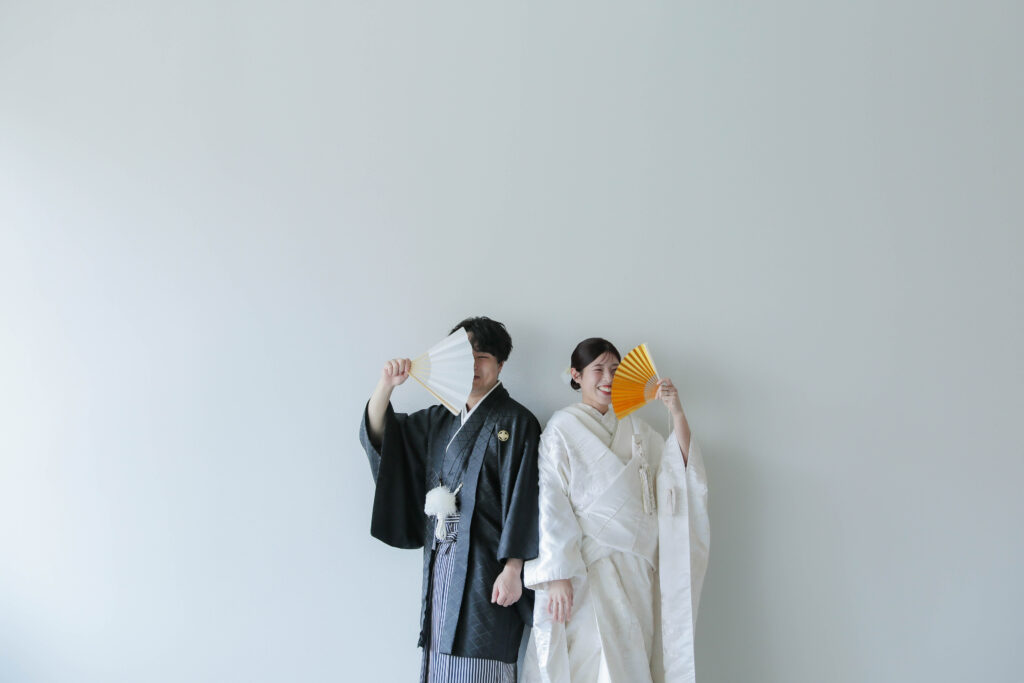 差し込む光が白無垢の陰影を美しく描き出す。シンプルだからこそ本質が伝わる和装カッ ト | IN MY LIFE photography