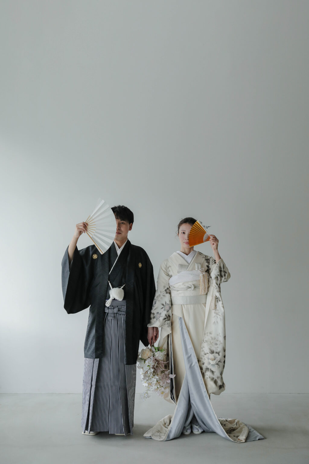 自然光が映えるシンプルなスタジオで、白無垢と紋付袴を纏った和装前撮り | IN MY LIFE photography