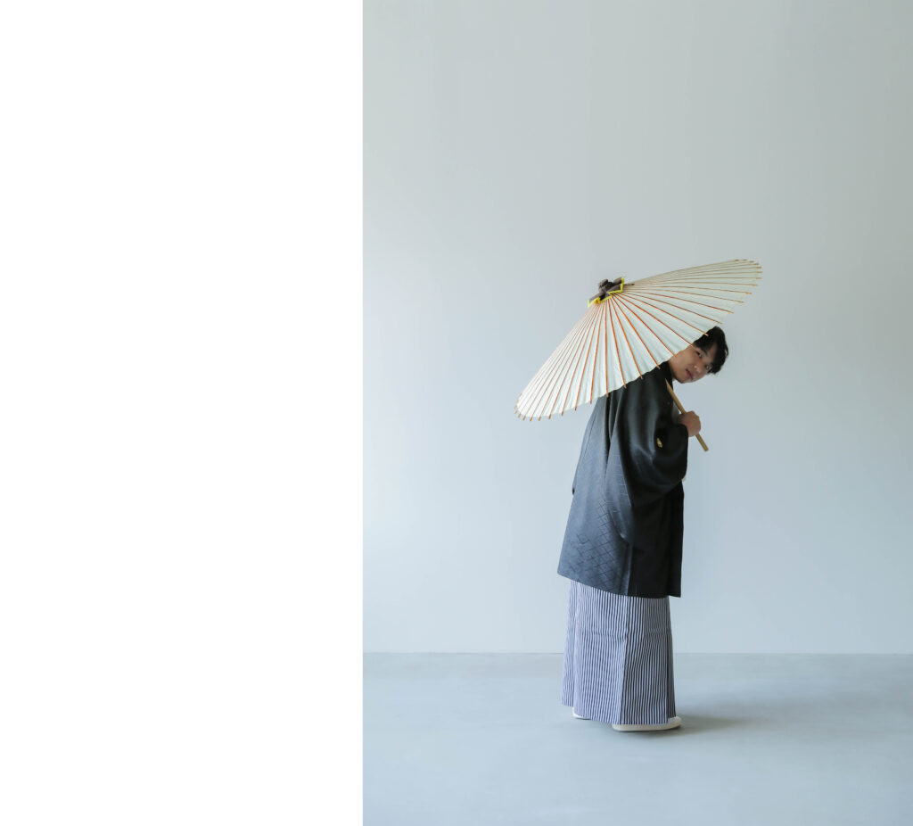 差し込む光が白無垢の陰影を美しく描き出す。シンプルだからこそ本質が伝わる和装カッ ト | IN MY LIFE photography