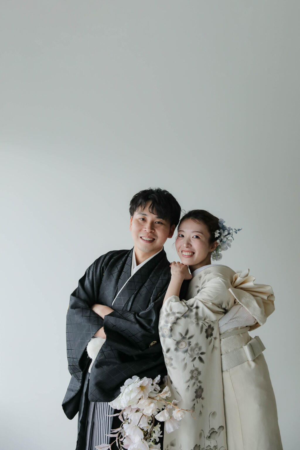 自然光が映えるシンプルなスタジオで、白無垢と紋付袴を纏った和装前撮り | IN MY LIFE photography